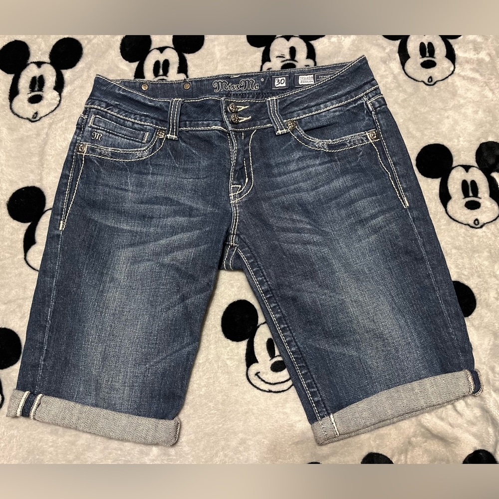 Woman’s shorts Bermuda style